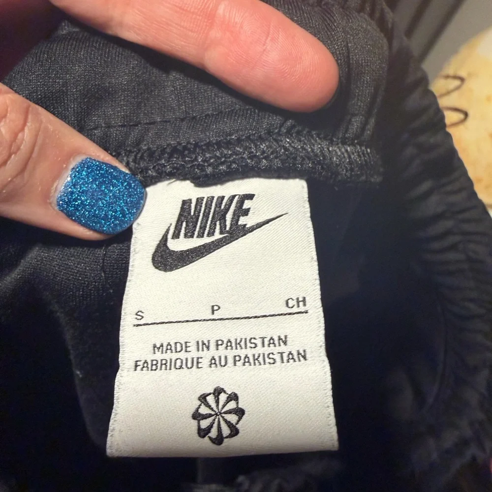 Nike Black small Logo-Tape Jogger Pants - Picture 4 of 9